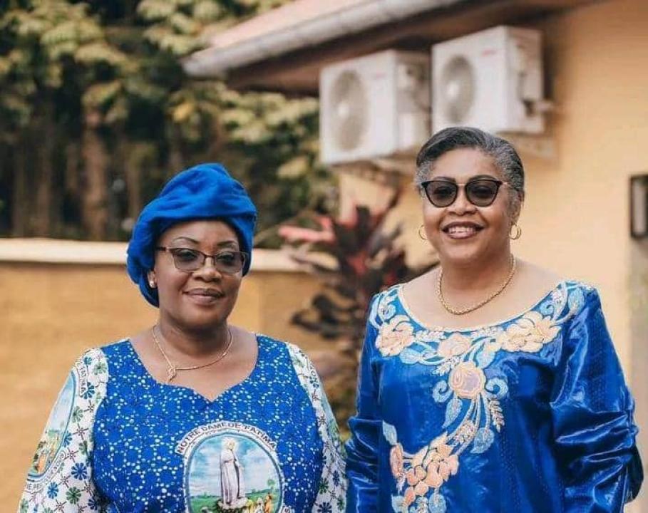 De gauche à droite, la sénatrice Néfertiti Ngudianza et la Première ministre Judith Suminwa Tuluka