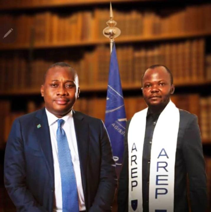 Joël Egapa, nouveau Secrétaire exécutif national en charge de l'urbanisme et habitat du parti AREP pose avec Guy Loando Mboyo, Autorité morale du parti