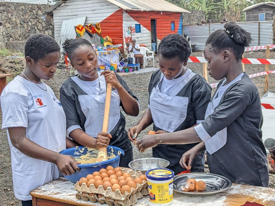 Les jeunes filles déplacées qui ont été formées montrent comment elles ont appris à fabriquer des gâteaux au site de Rusayo [photo d'illustration]