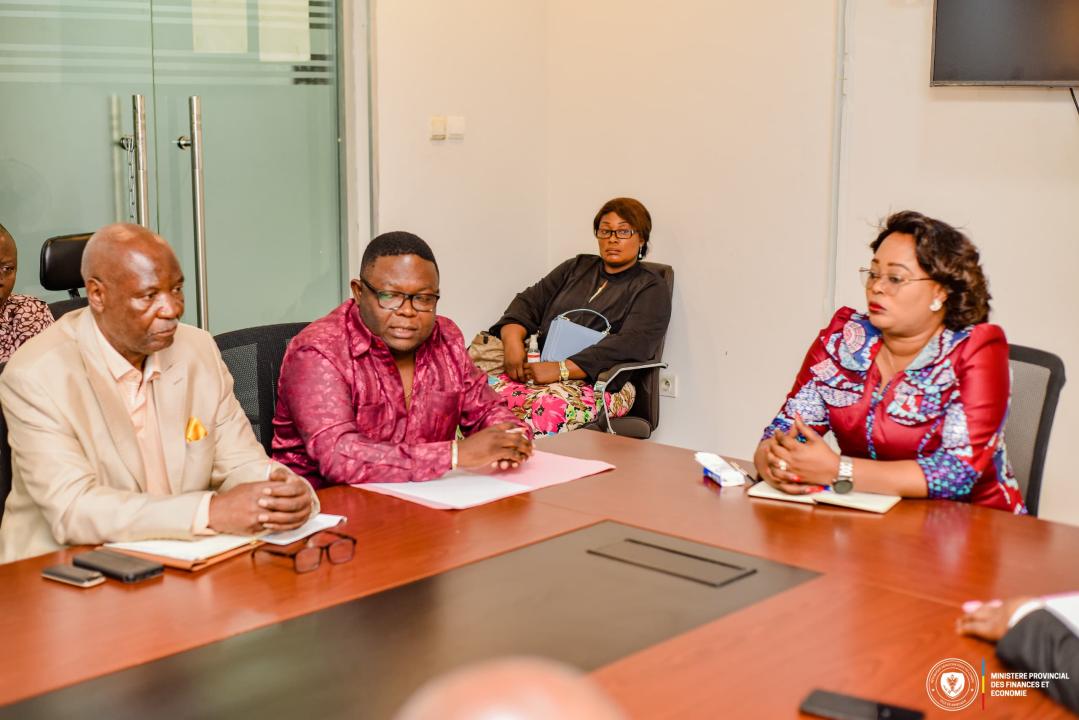 La ministre provinciale des Finances et Economie de Kinshasa, Yvette Tembo Kulemfuka, et le Directeur général de la DGPEK, Moïse Mupata Mawa (en chemise rouge)