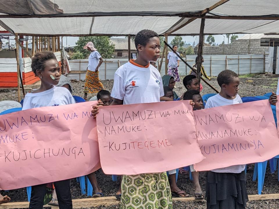 Des jeunes filles déplacées qui brandissent différents problèmes, au site de déplacés de Rusayo [photo d'illustration]