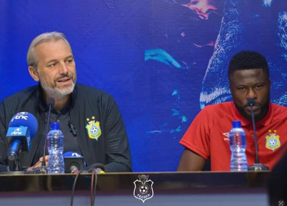 Sébastien Desabre et Chancel Mbemba lors d'une conférence de presse d'avant-match. [Photo d'illustration]