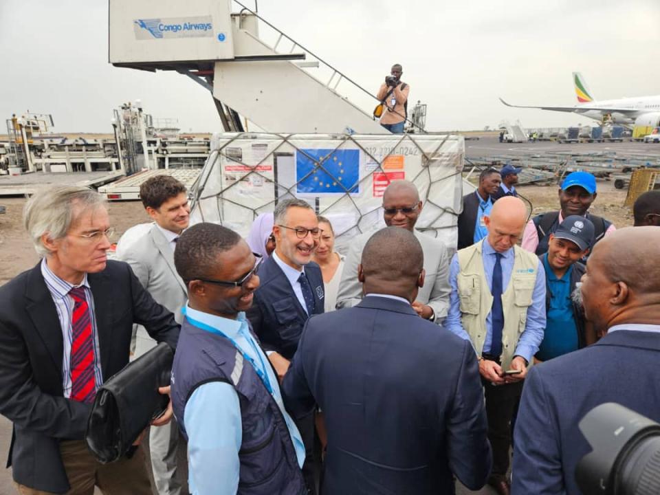 Réception du premier lot de vaccins contre le M-pox par le ministre de la santé Roger Kamba en présence de plusieurs autorités sanitaires nationales et internationales à l'aéroport international de N'djili, le 05 septembre 2024