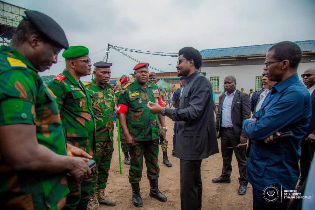 Le ministre d'État, ministre de la justice Constant Mutamba devant quelques officiers de l'armée à la prison Makala, jeudi 005 septembre 2024