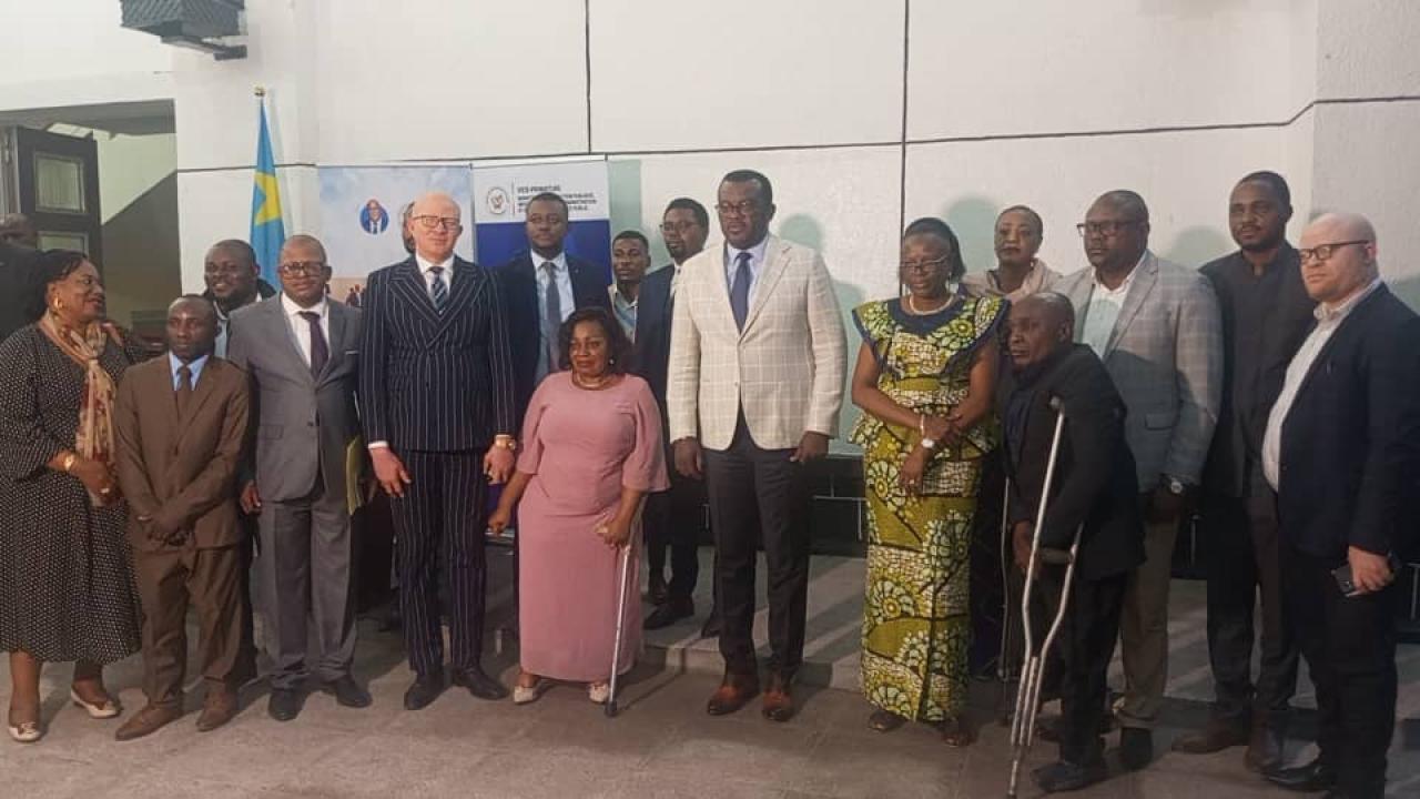 La ministre déléguée en charge des PVH-APV-, Irène Esambo, et le VPM en charge de la Fonction Publique, posent avec leurs collaborateurs respectifs