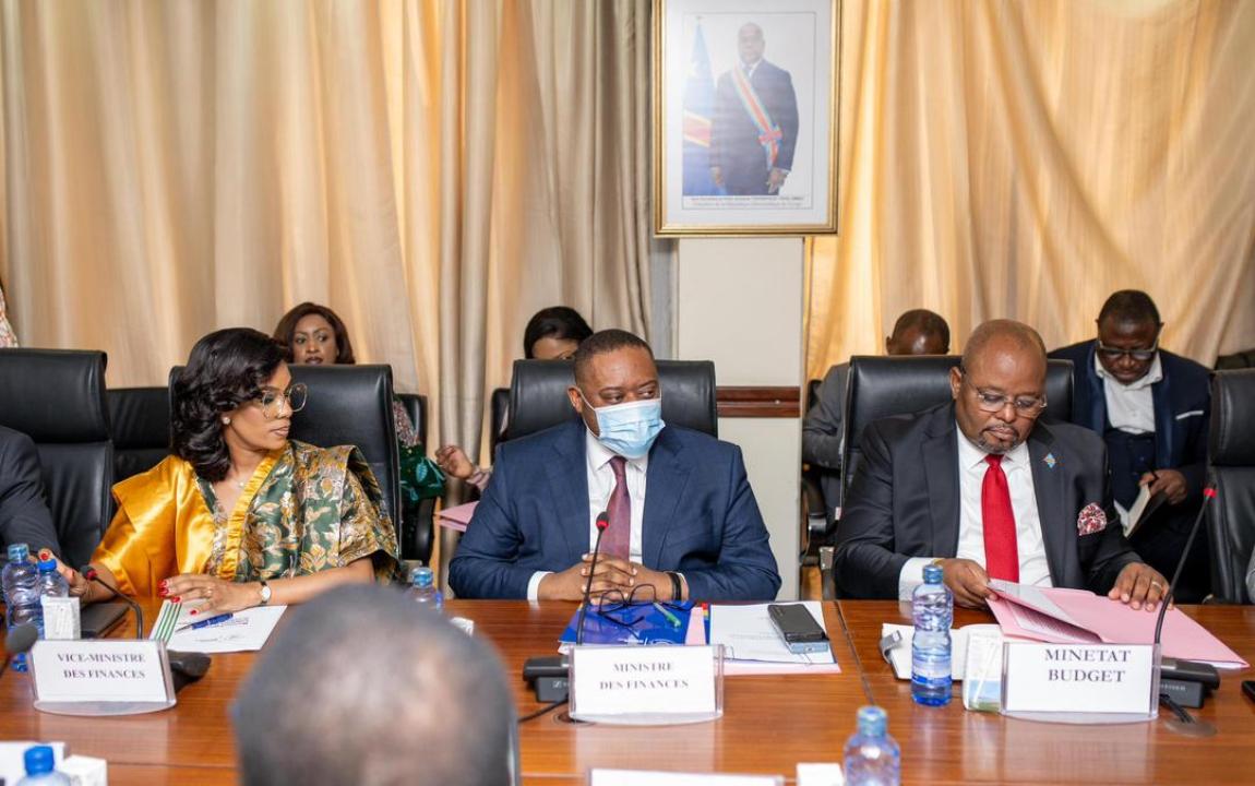 Deux membres du gouvernement en discussions avec l’équipe pays du FMI