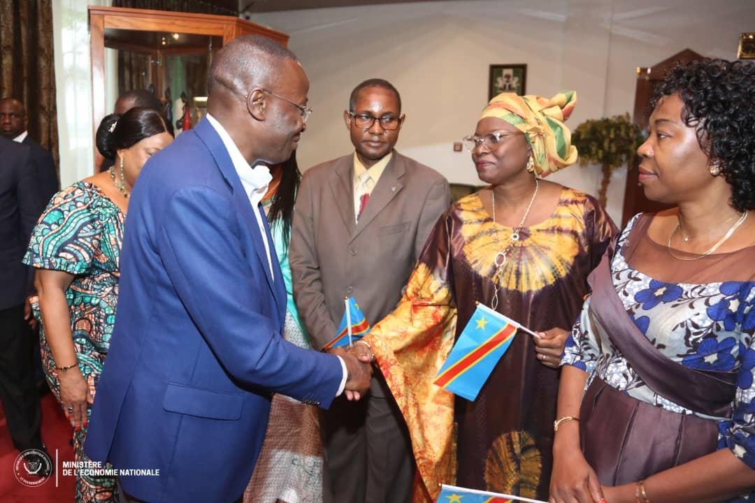 Le VPM en charge de l'Économie Nationale, Daniel Mukoko Samba salue quelques membres de la représentation diplomatique de la RDC au Nigeria, à son arrivée à Abuja