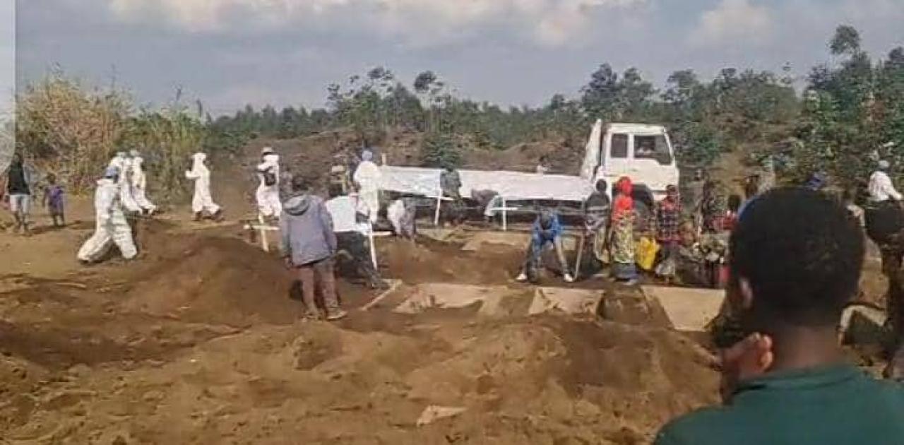 Des femmes et mineurs qui enterrent les corps des déplacés au cimetière Genocost de Kibati
