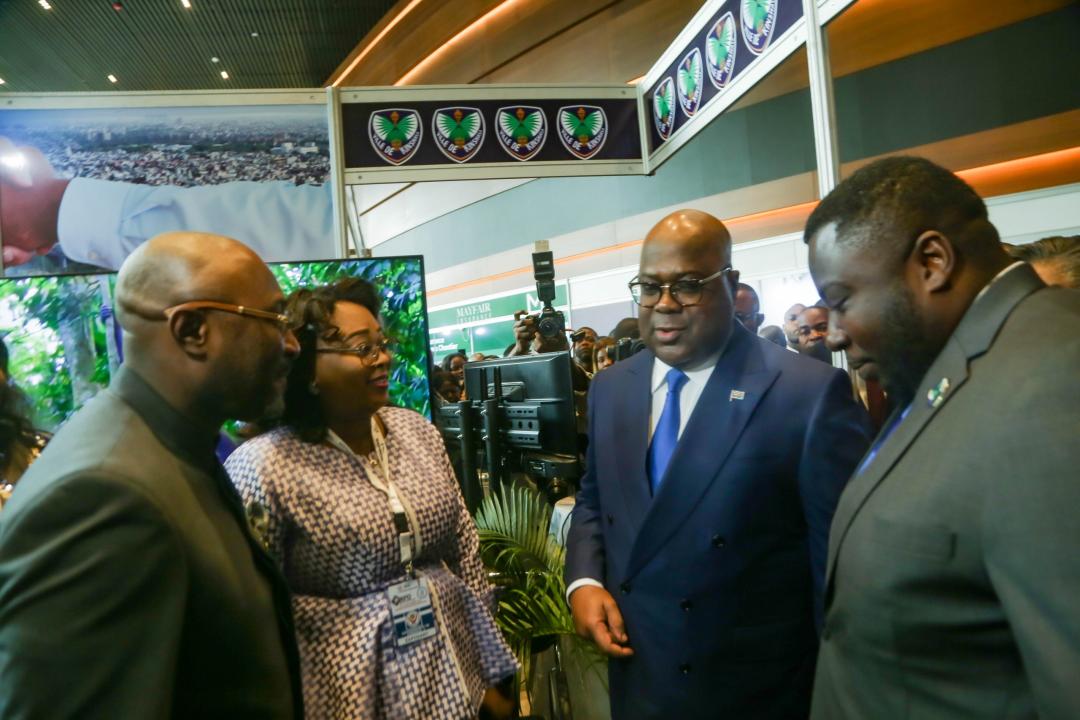 Tshisekedi Tshilombo échangeant avec les ministres provinciaux de Kinshasa Yvette Tembo Kulemfuka, Alain Tshilungu et Jésus Noël Sheke