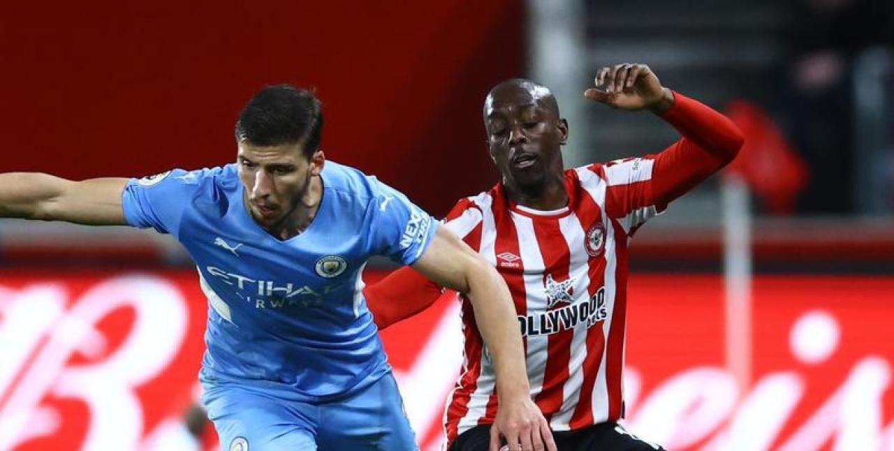 Yoane Wissa en duel avec le défenseur de Man City, Ruben Dias. [Photo d'illustration]