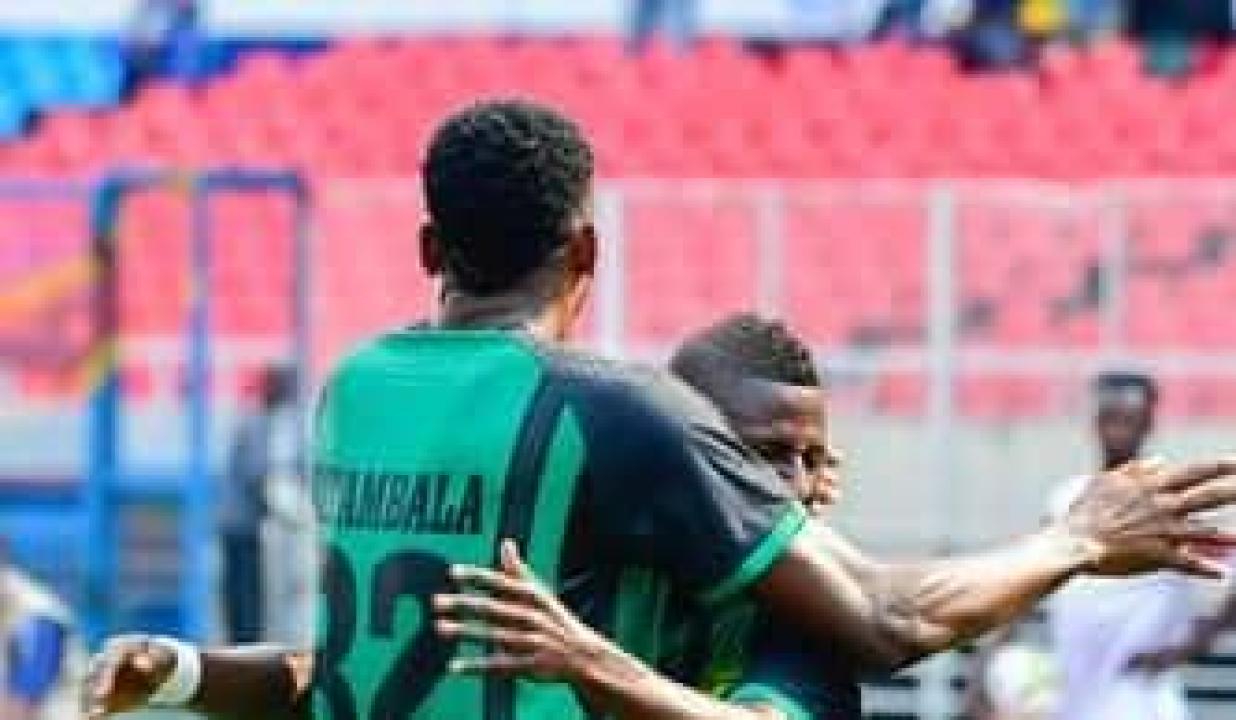 Deux joueurs de Maniema Union en pleine célébration d'un but, au stade des martyrs.