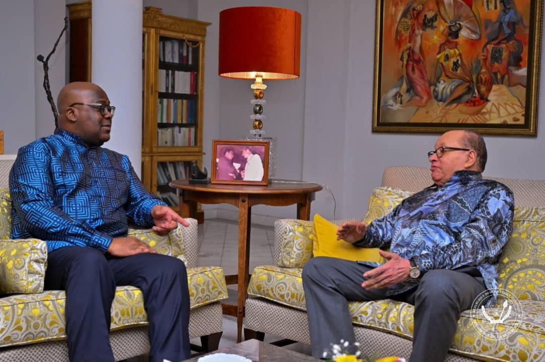 Le chef de l'État Félix Tshisekedi en plein échange avec l'ancien président du sénat Léon Kengo