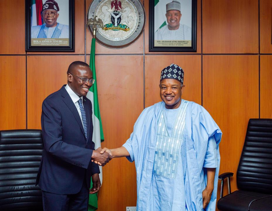 Poignée de main entre le VPM de l'Économie nationale de la RDC et son homologue nigérian Abubakar Atiku