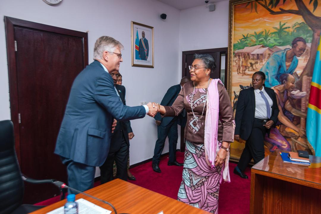 Poignée de main entre la Première Ministre, Judith Suminwa Tuluka et Jean-Pierre Lacroix, Secrétaire général adjoint de Nations-Unies en charge des opérations de paix.