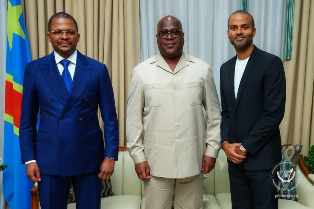 De gauche à droite, le ministre des sports Didier Budimbu, le chef de l'État Félix Tshisekedi et l'ancien basketteur Tony Parker