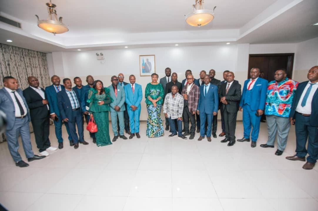 La Première ministre Judith Tuluka et les députés provinciaux du Kongo central, mercredi 18 septembre 2024