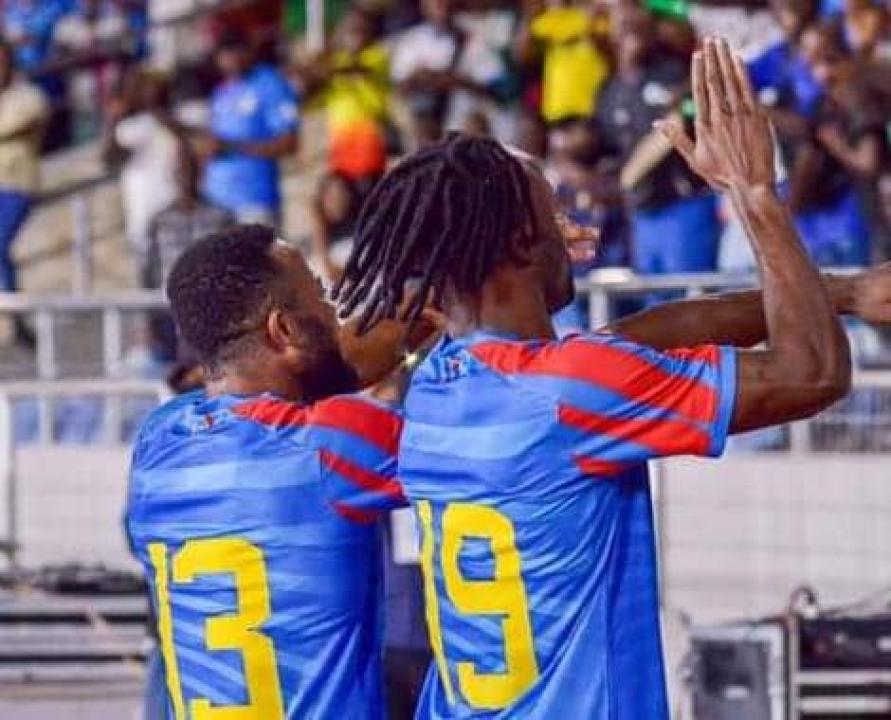 Meschack Elia et Fiston Mayele, en pleine célébration d'un but, au Stade Benjamin Mkapa national de Dar es Salam.