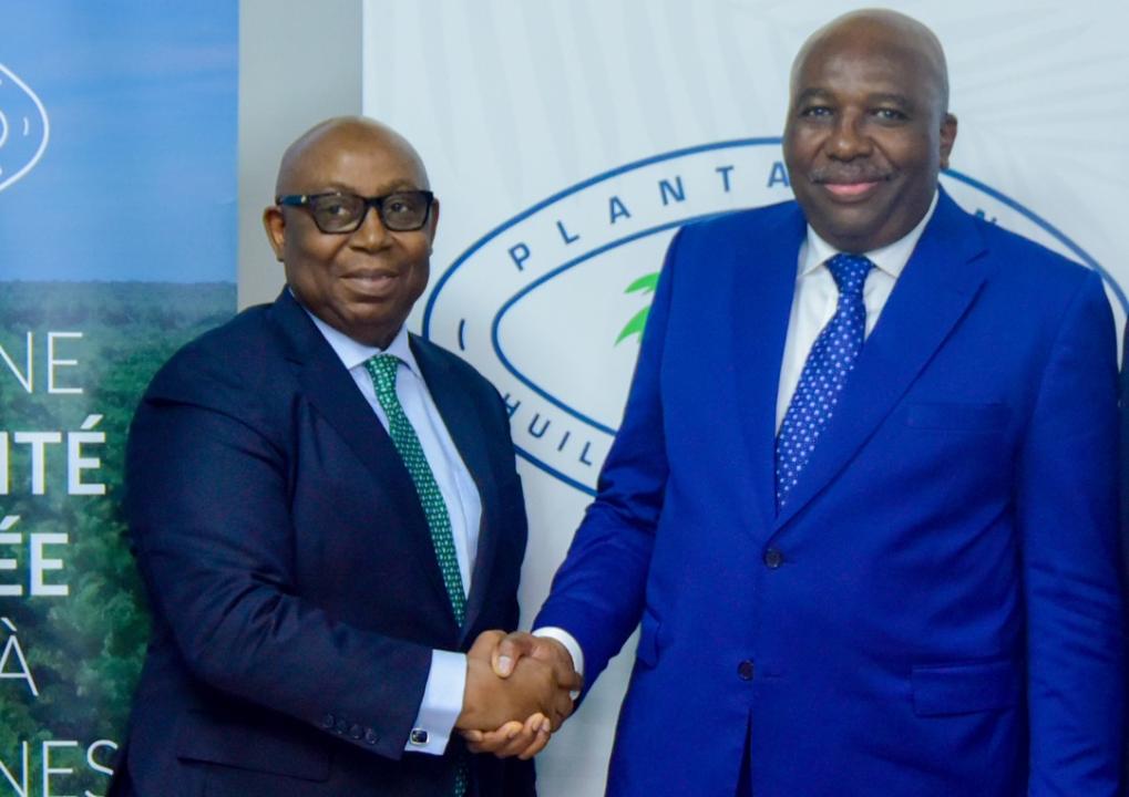 Poignée de main entre le nouveau PCA de la société Plantations et Huileries du Congo, Muntuabu Lubeya Jean, à droite de la photo, et Wale Adeosun, Actionnaire Majoritaire de PHC