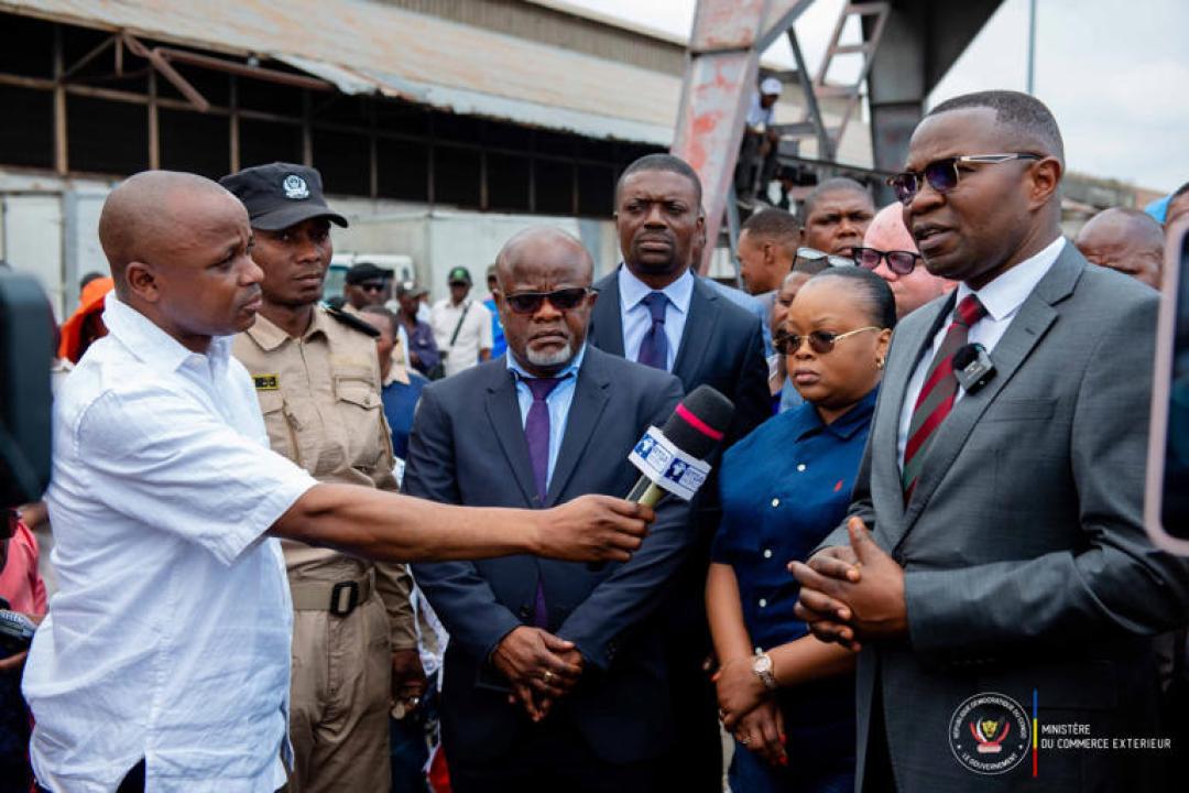 Le ministre Julien Paluku Kahongya devant la presse lors de sa visite au Beach Ngobila, vendredi 20 septembre 2024.