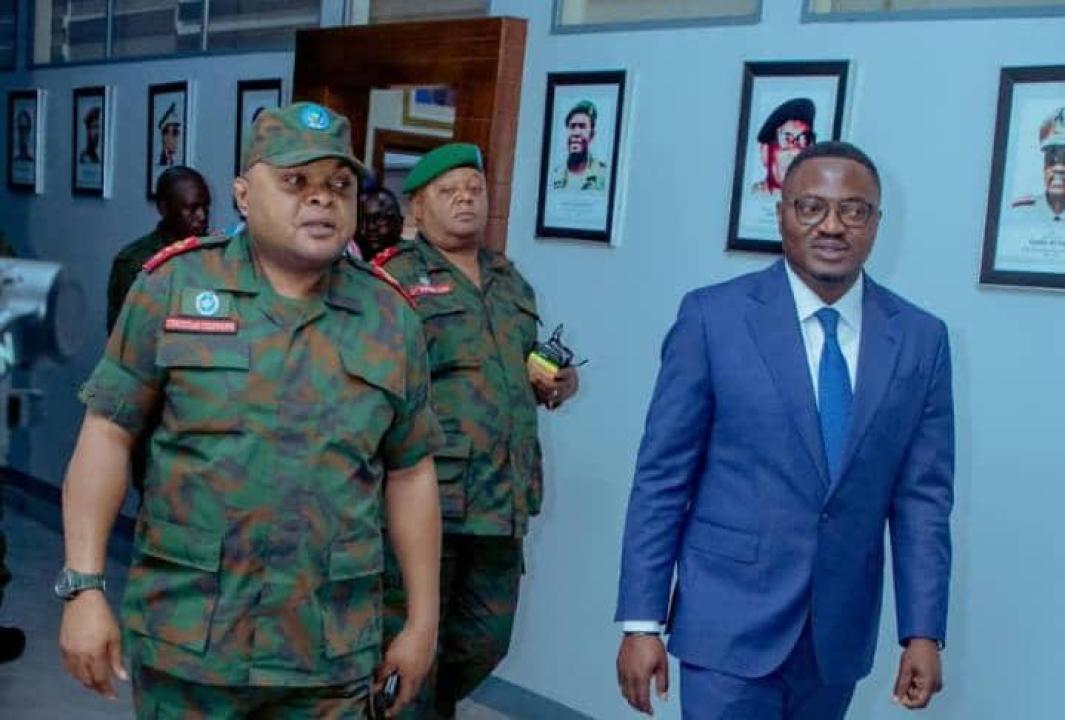 Le chef d'État-Major général des FARDC Christian Tshiwewe et le gouverneur du Tanganyika Christian Kitungwa, vendredi 20 septembre à Kinshasa 2024