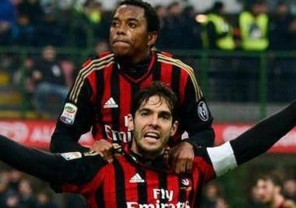 Ricardo Kaka' et Robinio, deux anciens footballeurs brésiliens du Milan AC, en pleine célébration d'un but. [Photo d'illustration]