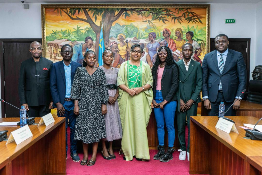 La Première Ministre Judith Suminwa pose avec le ministre de Formation Professionnelle Marc Ekila à l'extrême gauche de la photo, le Député national Auguy Kalonji, à l'extrême droite, ainsi que les lauréats de la Formation Professionnelle, bénéficiaires des bourses d'études du Maroc