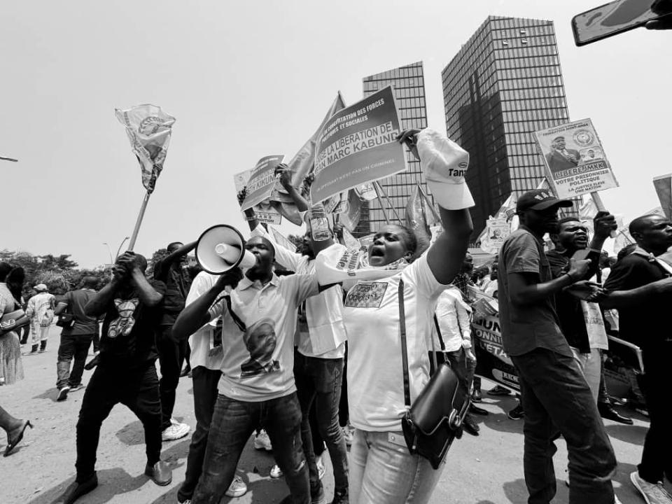 Quelques manifestants devant le Palais de la Justice à Gombe, Kinshasa, mercredi 25 septembre 2024