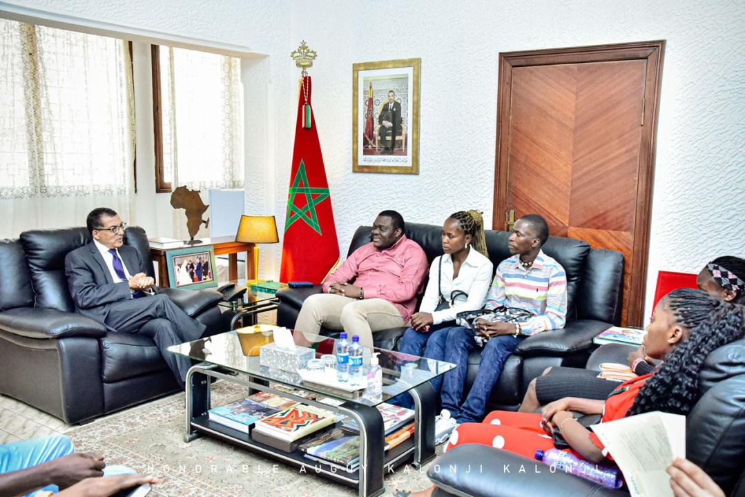 Le député national Auguy Kalonji avec le quatre boursiers de sa Fondation reçus par l’ambassadeur du Maroc