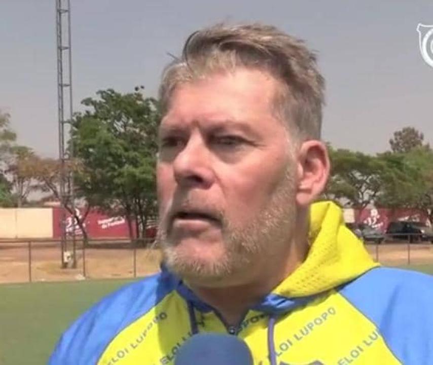 Le nouvel entraîneur de Lupopo, Luc Eymael, lors d'une séance d'entraînement des cheminots de Lubumbashi.