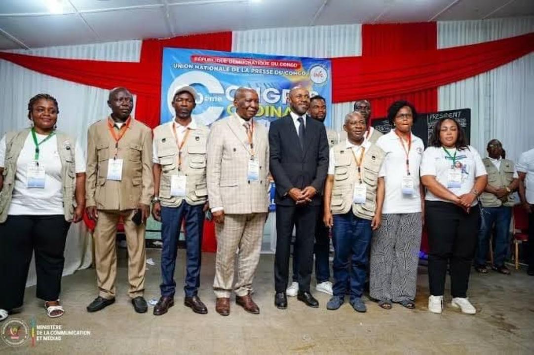 Les nouveaux membres du comité directeur de l’UNPC avec le ministre de la communication et médias