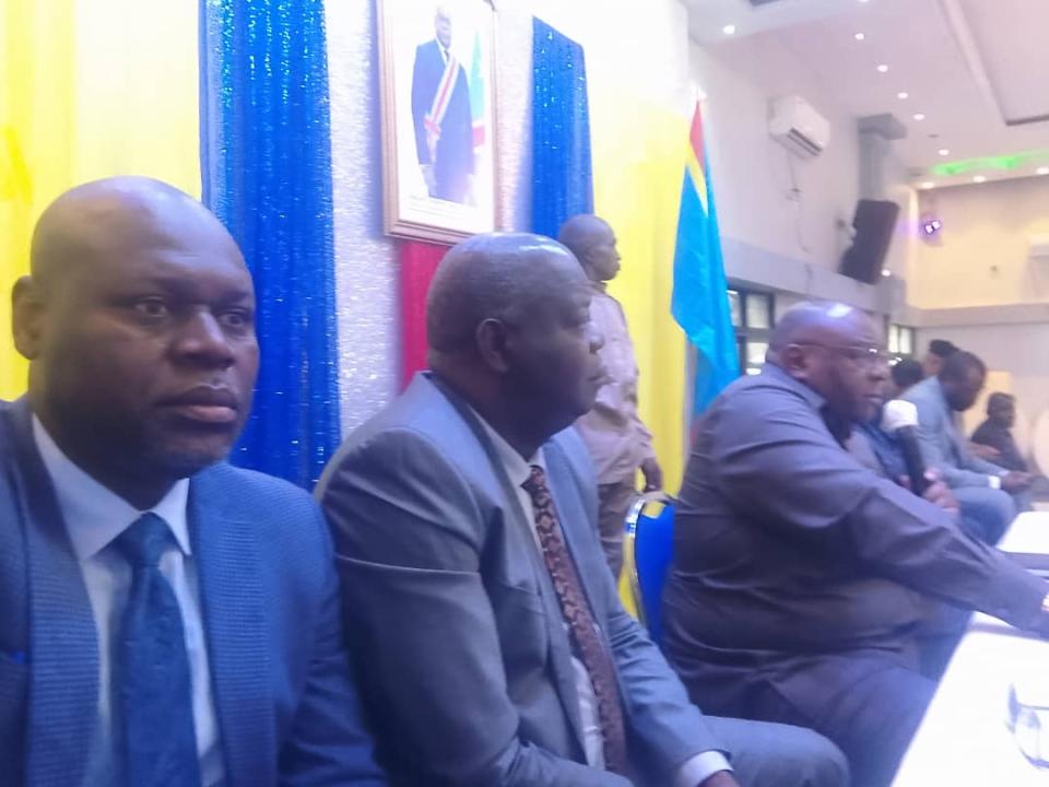 Le VPM Jean Pierre Bemba des Transports, Voies de Communication et Désenclavement (en troisième position de gauche à droite)