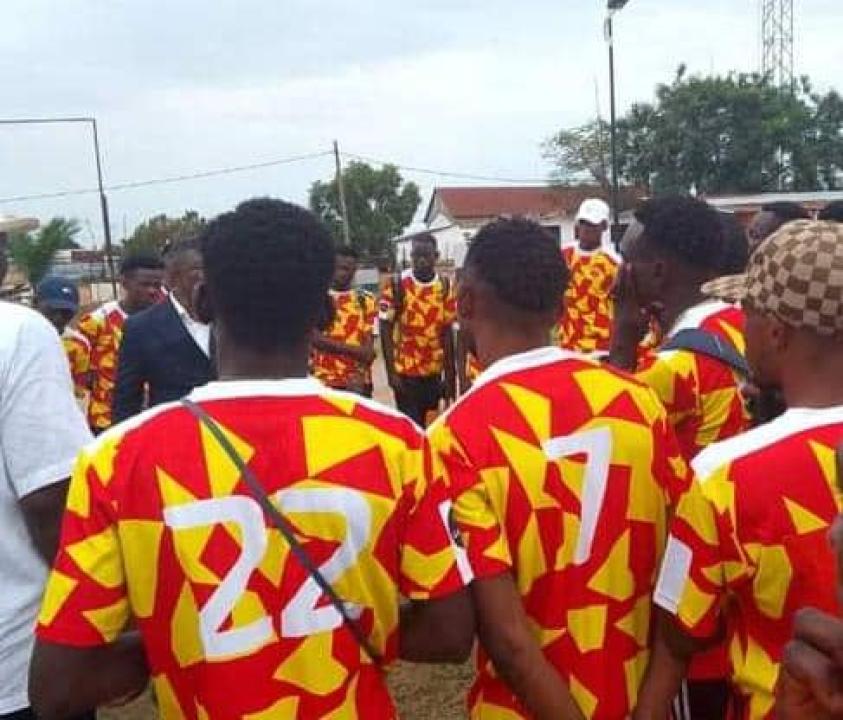 Le staff technique et les joueurs de Sanga Balende à l'aéroport de Bipemba.