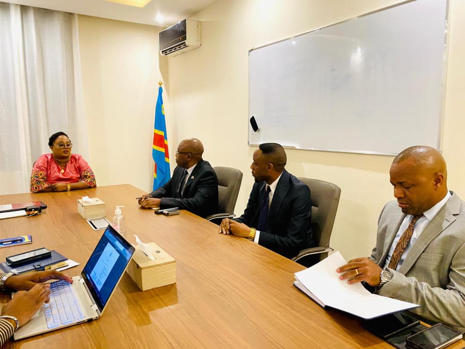 La ministre provinciale des Finances et Economie de Kinshasa Yvette Tembo Kulemfuka et le comité directeur de la DGRK