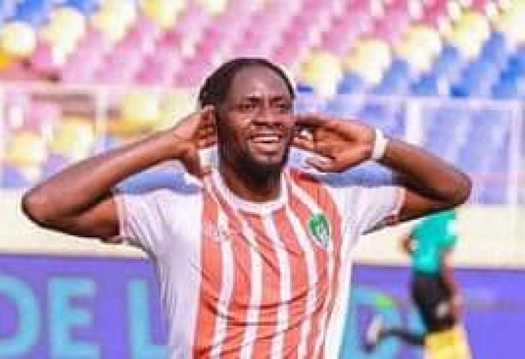 Samy Ahoka en pleine célébration d'un but, au Stade des Martyrs.