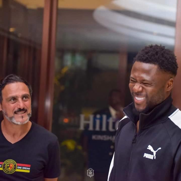 Chancel Mbemba et un membre du staff technique des Léopards 