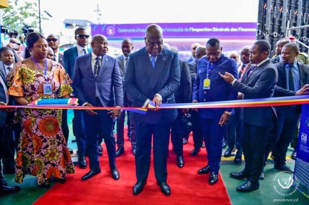 Félix Tshisekedi en train de couper le ruban symbolique du nouveau bâtiment de l'IGF.