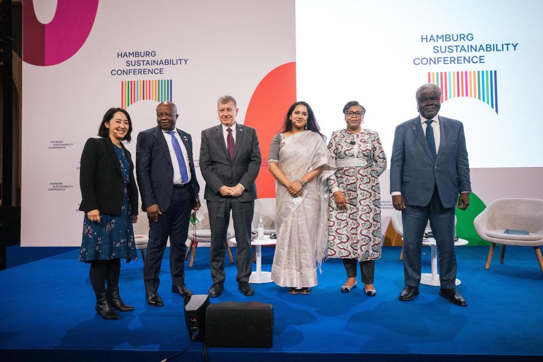 La Première Ministre Judith Suminwa Tuluka pose avec quelques participants de la conférence sur le Développement durable tenue en Hambourg, en Allemagne