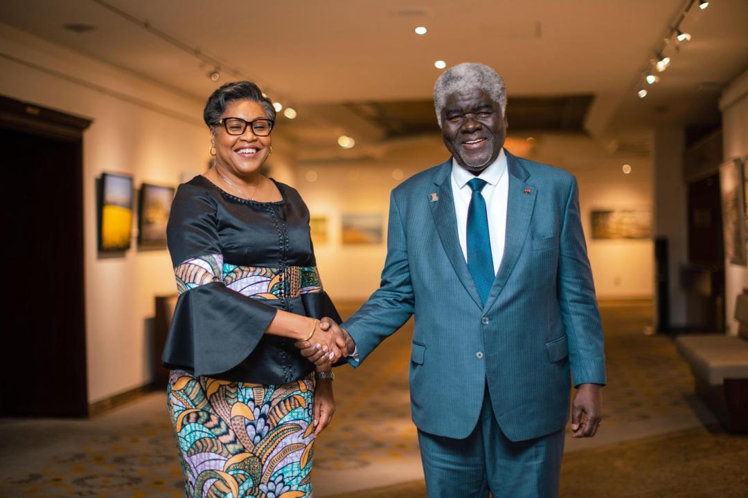 Poignée de main entre la Première Ministre Judith Suminwa et son homologue ivoirien Robert Beugré