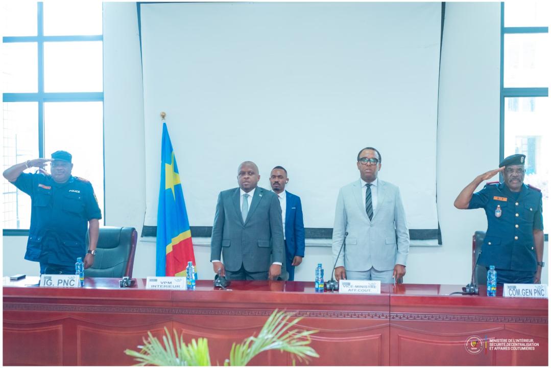 De gauche à droite. Patience Mushidi Yav IG PNC, Jacquemin Shabani, VPM , Mwami Jean-Baptiste Ndeze Vice ministre des affaires coutumières.