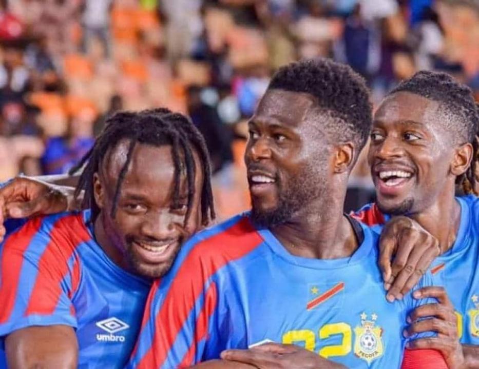 Chancel Mbemba en pleine célébration avec Fiston Mayele et Joris Kayembe. [Photo d'illustration]