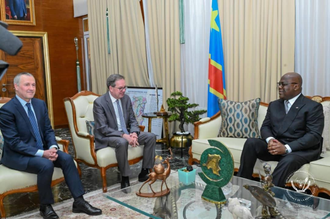 Le chef de l'État Félix Tshisekedi et l'ambassadeur russe accompagné d'un autre diplomate, jeudi 10 octobre 2024