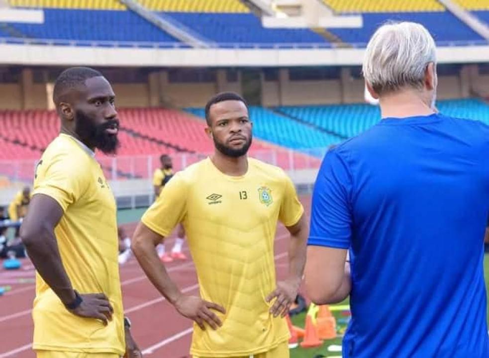 Arthur Masuaku, Meschack Elia, et le sélectionneur national Sébastien Desabre, lors d'une séance d'entraînement des Léopards, au Stade des Martyrs.