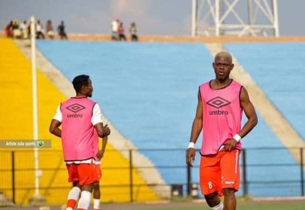 Deux joueurs du DCMP à l'échappement d'avant-match.
