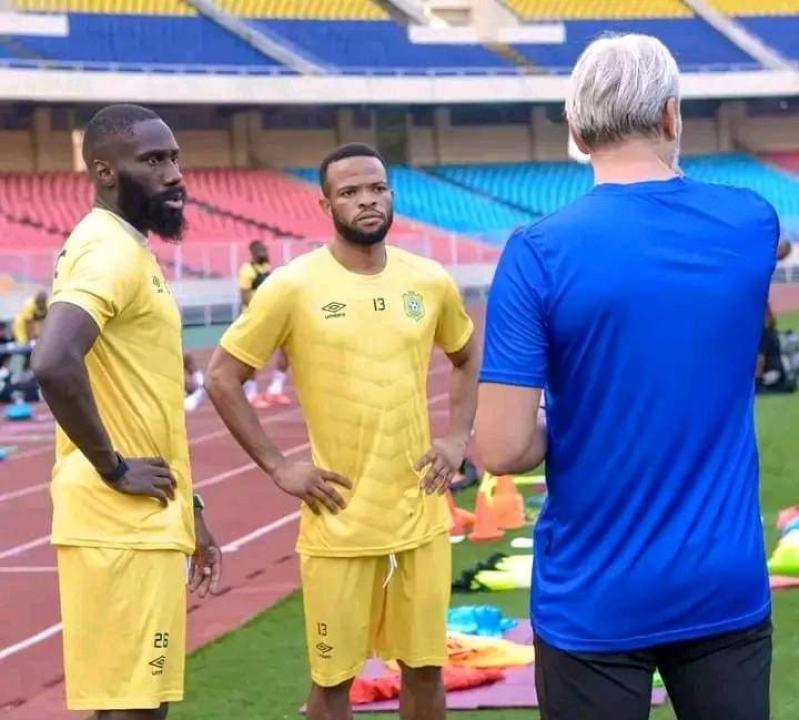 Arthur Mawaku et Meschac Elia suivant les instructions du Sélectionneur S. Desabres lors d'un entrainement au Stade des Martyrs.