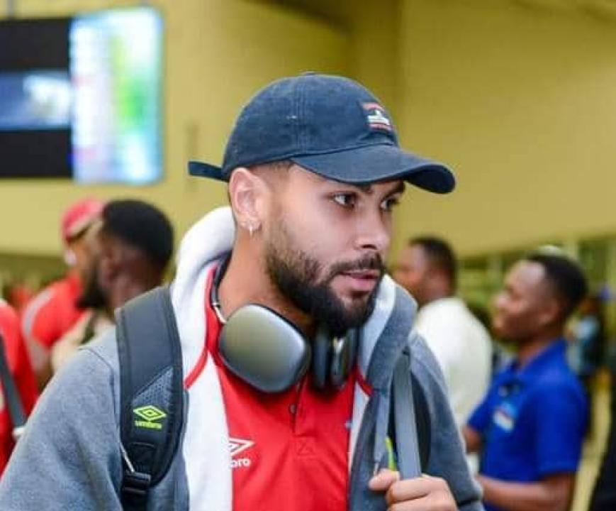 Le gardien des Léopards, Dimitry Bertaud, à l'aéroport de Dar es Salam.