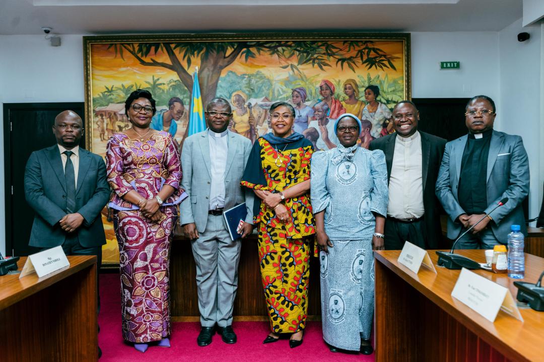 La Première Ministre Judith Suminwa entourée de la délégation des notables de la province du Haut-Uélé