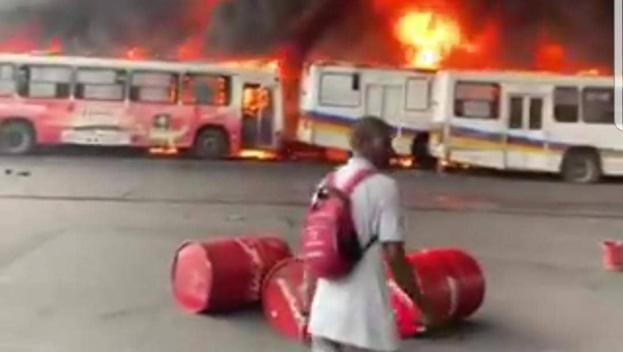 L'entrepôt de Transco en plein feu à Masina.