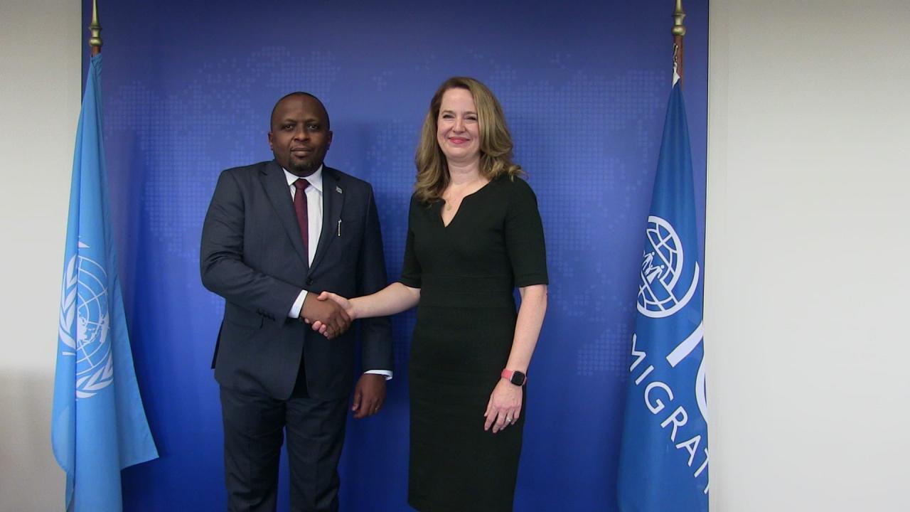 Poignée de main entre le VPM Congolais Jacquemain Shabani et Amy Pope DG de l’OIM à Génève