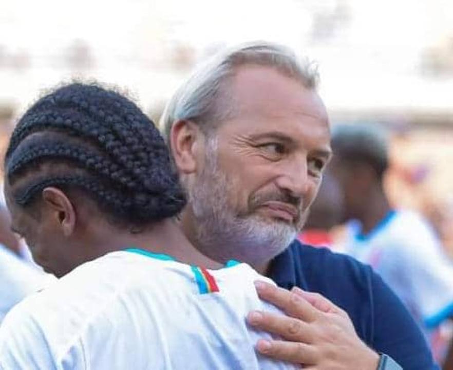 Sébastien Desabre en accolade fraternelle avec Samuel Moutoussamy.