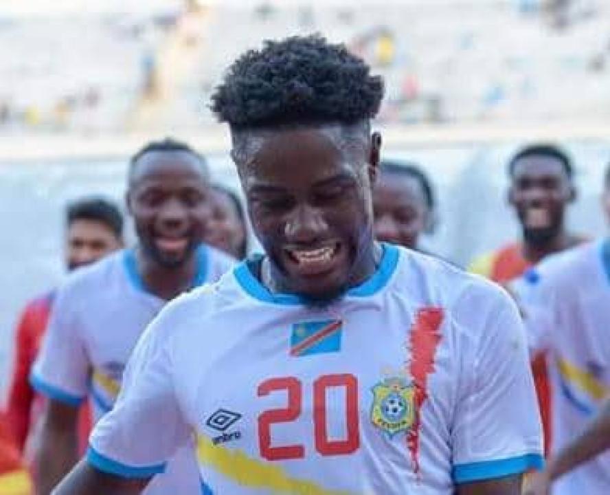 Nathanaël Mbuku en pleine célébration, après la victoire de la RDC face à la Tanzanie.